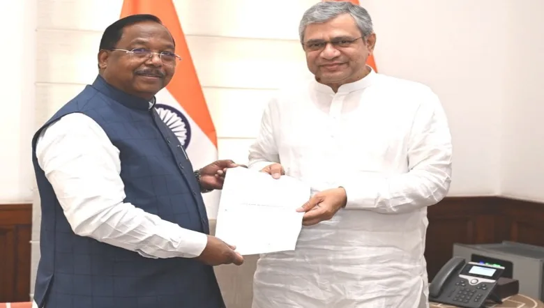 Minister Ramvichar Netam meeting Union Railway Minister Ashwini Vaishnaw in Delhi