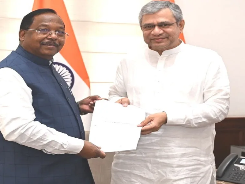Minister Ramvichar Netam meeting Union Railway Minister Ashwini Vaishnaw in Delhi