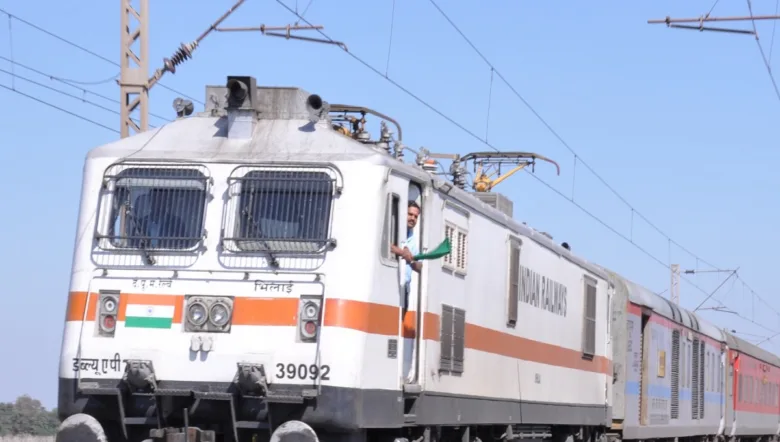 भारतीय रेलवे ने यात्रियों के लिए फ्लाइट की तर्ज पर ऑनलाइन अतिरिक्त लगेज बुकिंग की सुविधा शुरू की है।