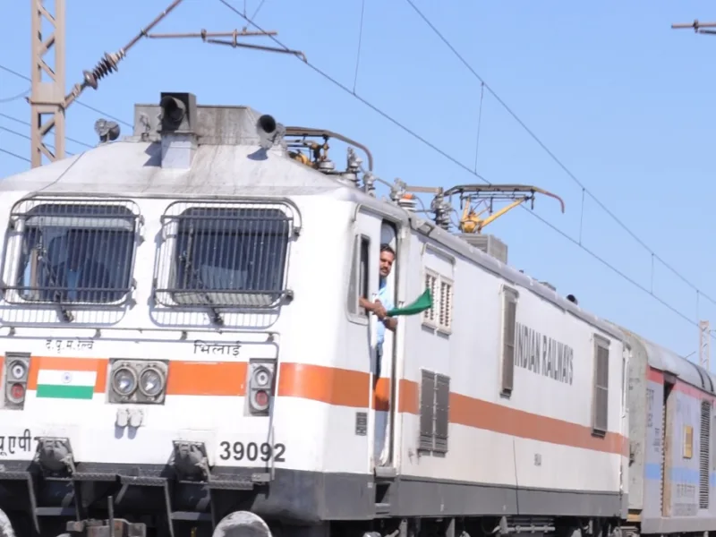 भारतीय रेलवे ने यात्रियों के लिए फ्लाइट की तर्ज पर ऑनलाइन अतिरिक्त लगेज बुकिंग की सुविधा शुरू की है।