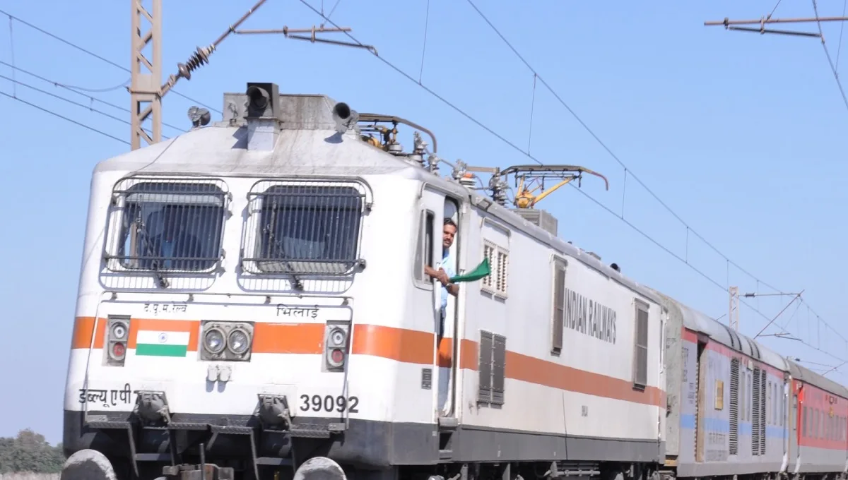 भारतीय रेलवे ने यात्रियों के लिए फ्लाइट की तर्ज पर ऑनलाइन अतिरिक्त लगेज बुकिंग की सुविधा शुरू की है।