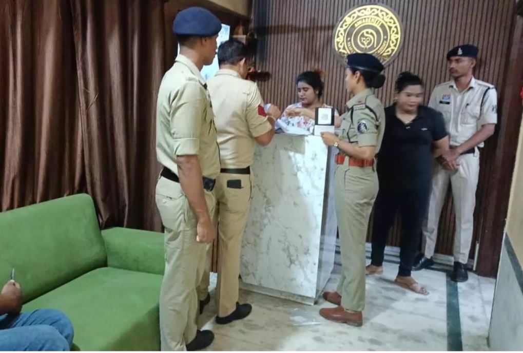 Raipur spa center Police raid: रायपुर में एक साथ 30 स्पा सेंटरों पर अचानक पहुंची पुलिस, जानें क्या है मामला
