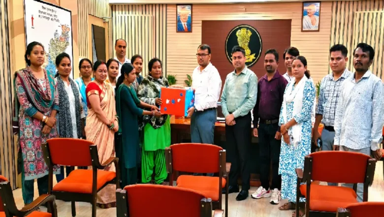 Sukma Anganwadi workers showing hand made Rakhi for soldiers
