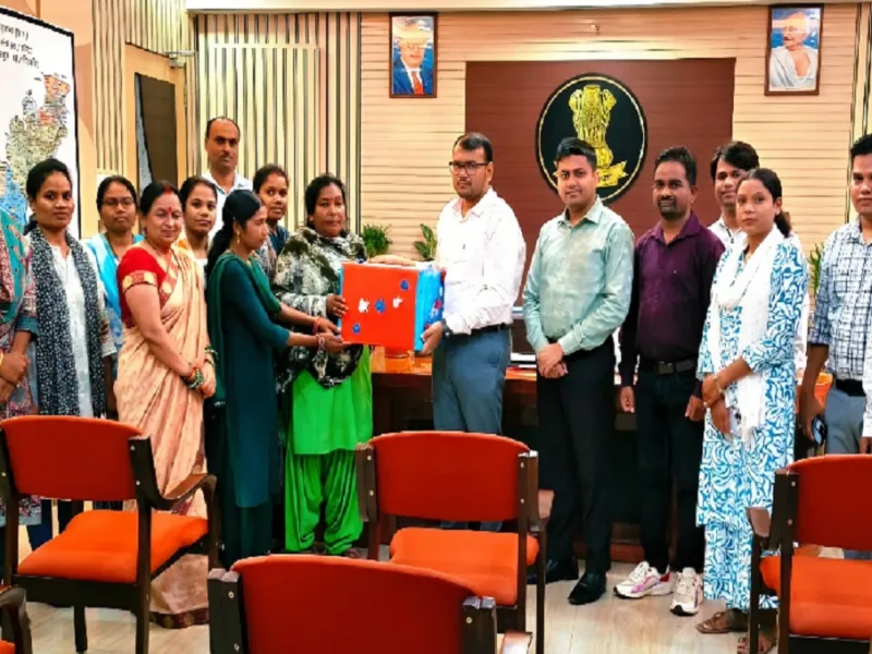 Sukma Anganwadi workers showing hand made Rakhi for soldiers