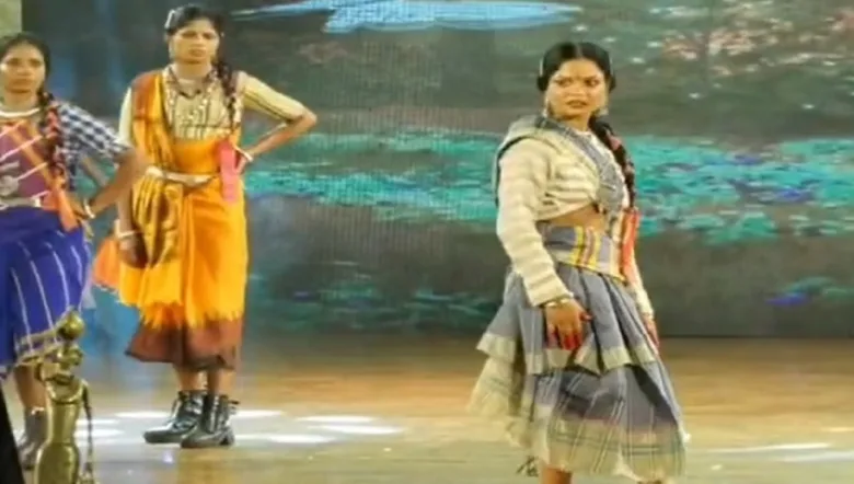 Raipur mein surrender female naxalites ka traditional chhattisgarhi kosa silk mein ramp walk