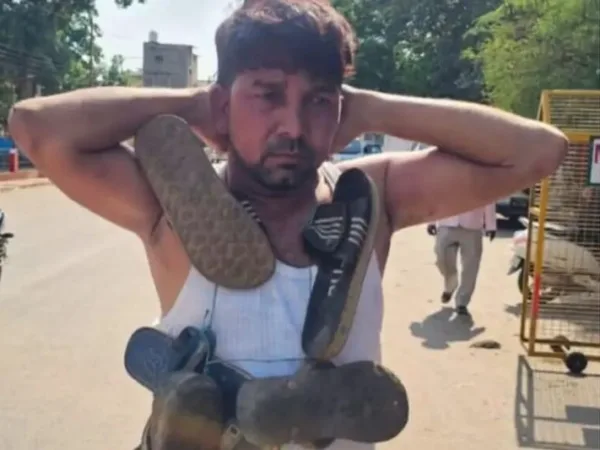 Kanker: रेप के आरोपी कैफे संचालक को गुस्साए लोगों ने पहनाई जूतों की माला, पीटते हुए लेकर आए थाने