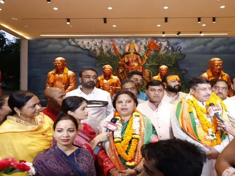 भाजपा के राष्ट्रीय पदाधिकारी चुने जाने के पश्चात रायपुर मुख्यालय पहुंचे रूपकुमारी और दीपक म्हस्के