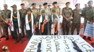 झारखंड में नक्सलियों के सरेंडर का दौर जारी, 10 लाख के इनामी जोनल कमांडर समेत 4 माओवादियों ने हथियार डाले