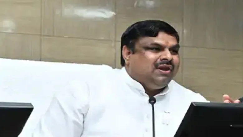 शिक्षा मंत्री गजेंद्र यादव पंडित दीनदयाल ऑडिटोरियम में शिक्षा विभाग की समीक्षा बैठक लेते हुए।
