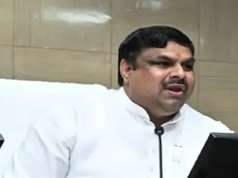 शिक्षा मंत्री गजेंद्र यादव पंडित दीनदयाल ऑडिटोरियम में शिक्षा विभाग की समीक्षा बैठक लेते हुए।