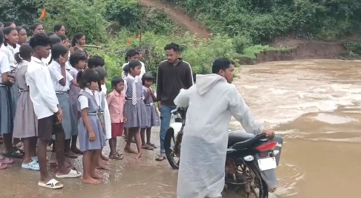 Dharamjaigarh: रपटा पुल डूबने से 4 दिन से कटा यह गांव, स्कूल नहीं जा पा रहे बच्चे, राशन की भी सताने लगी चिंता