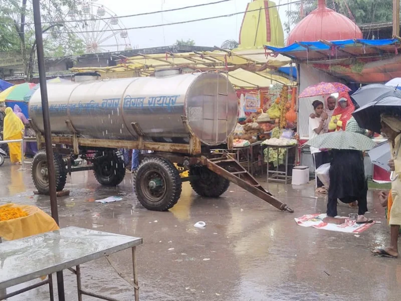 नगर निगम द्वारा महादेव घाट पर टैंकरों के माध्यम से शुद्ध जल की व्यवस्था की गई है ताकि श्रद्धालु दूषित जल के बजाय शुद्ध जल से जलाभिषेक कर सकें।
