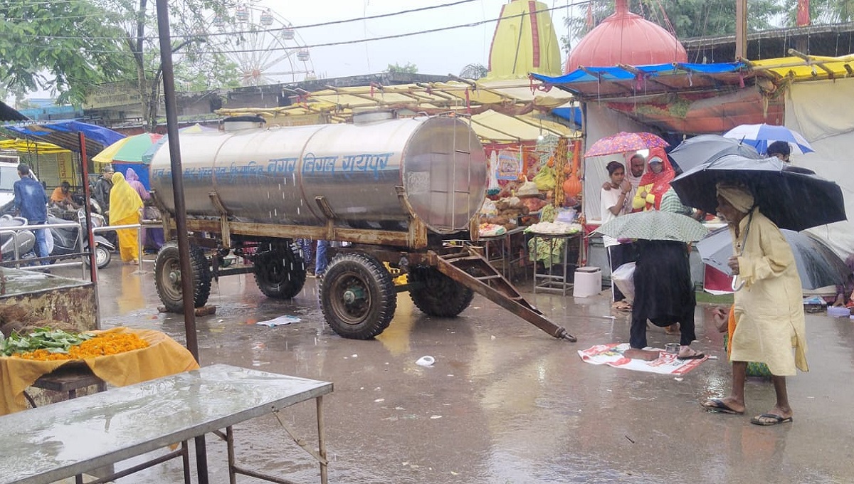 Kharun River: खारुन नदी में जल दूषित, महादेव घाट पर जलाभिषेक करने नगर निगम ने की टैंकर से शुद्ध जल की व्यवस्था