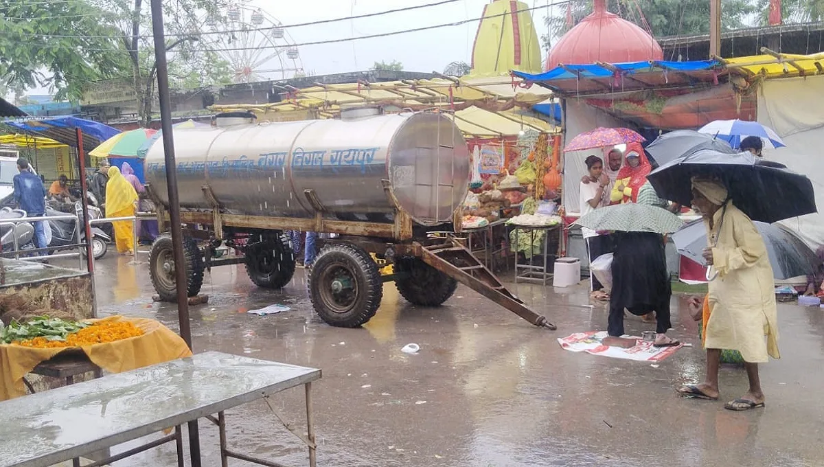 नगर निगम द्वारा महादेव घाट पर टैंकरों के माध्यम से शुद्ध जल की व्यवस्था की गई है ताकि श्रद्धालु दूषित जल के बजाय शुद्ध जल से जलाभिषेक कर सकें।
