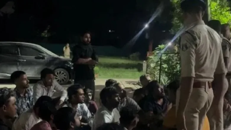 कोरबा के उरगा थाने के बाहर गौ माता विवाद को लेकर प्रदर्शन करते युवा कांग्रेस कार्यकर्ता