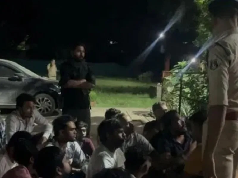 कोरबा के उरगा थाने के बाहर गौ माता विवाद को लेकर प्रदर्शन करते युवा कांग्रेस कार्यकर्ता