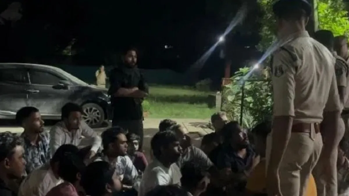 कोरबा के उरगा थाने के बाहर गौ माता विवाद को लेकर प्रदर्शन करते युवा कांग्रेस कार्यकर्ता