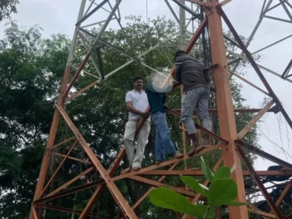 प्यार पाने का शॉर्टकट या पागलपन? टावर पर चढ़ने का ट्रेंड बन रहा है खतरनाक, नाबालिग टावर पर चढ़ी, बोली- शादी नहीं तो कूद जाऊंगी