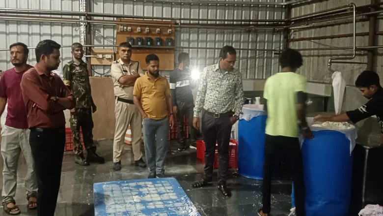 वैद्य फूड महासमुंद में खाद्य सुरक्षा विभाग और पुलिस टीम की छापेमारी कार्रवाई