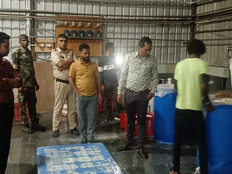 वैद्य फूड महासमुंद में खाद्य सुरक्षा विभाग और पुलिस टीम की छापेमारी कार्रवाई