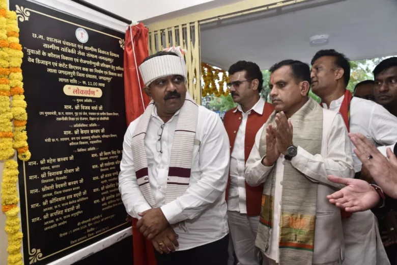 उप मुख्यमंत्री विजय शर्मा जगदलपुर के लाला जगदलपुरी ग्रंथालय परिसर में बस्तर क्रिएटर हब स्टूडियो का उद्घाटन करते हुए