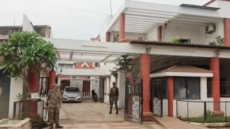 छत्तीसगढ़ के धमतरी में कांग्रेस नेता रामगोपाल अग्रवाल के निवास पर ईडी छापे के दौरान तैनात सुरक्षा बल।