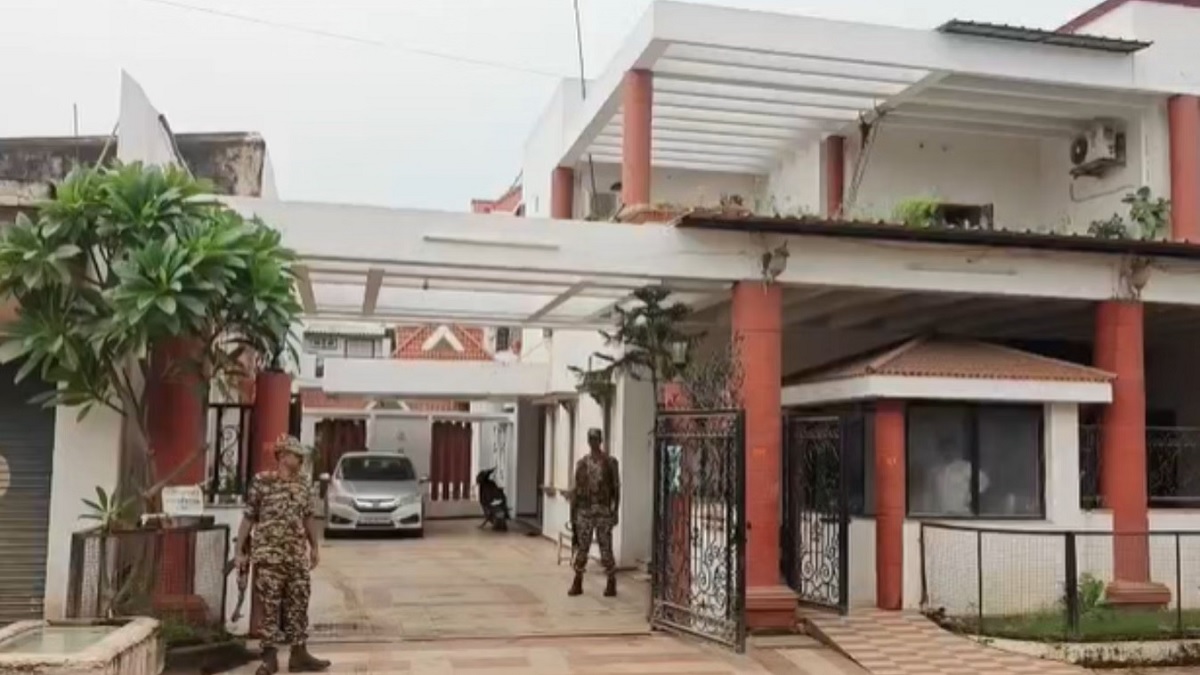 Ramgopal Agarwal case: 8 ठिकानों पर ED की 10 घंटे चली रेड, 1.56 करोड़ कैश जब्त, टीम देर रात लौटी