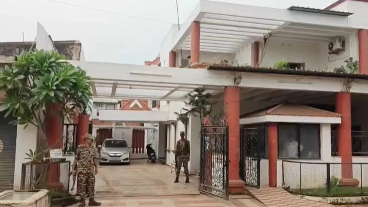 छत्तीसगढ़ के धमतरी में कांग्रेस नेता रामगोपाल अग्रवाल के निवास पर ईडी छापे के दौरान तैनात सुरक्षा बल।