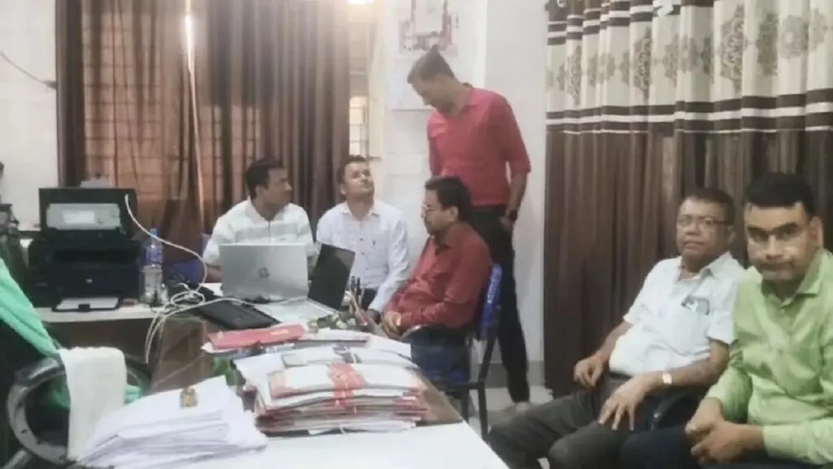 Balrampur News: नान का अधिकारी 22 हजार रुपये की रिश्वत लेते गिरफ्तार, ACB के ट्रेप में ऐसे फंसा अफसर