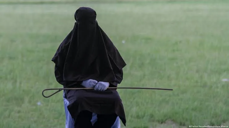 Indonesia Sharia Law: 100 कोड़े, चीखती महिला और भीड़ में खड़े बच्चे… जानिए इंडोनेशिया के इस शहर में क्यों दी गई यह खौफनाक सजा!