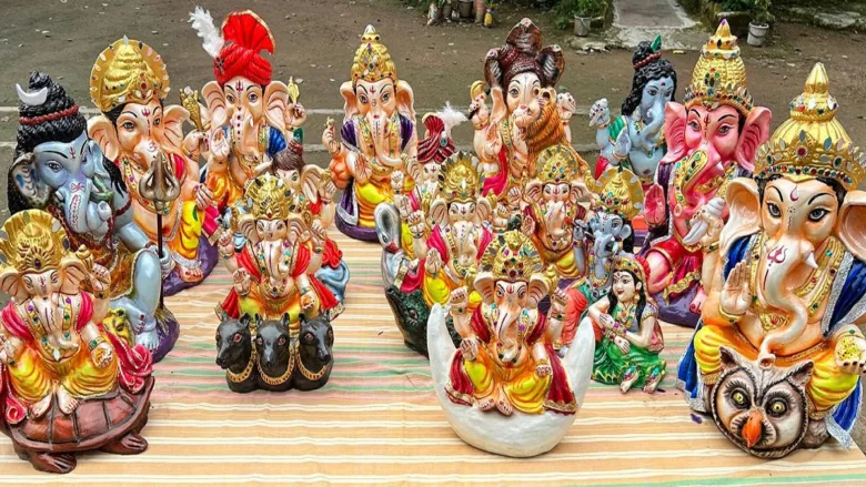 रायपुर केंद्रीय जेल में बंदियों द्वारा बनाई जा रही तुलसी और पौधे के बीजों से युक्त मिट्टी की गणेश प्रतिमाएं