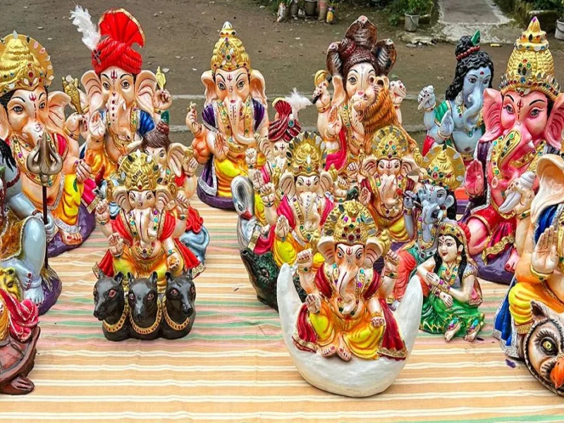 रायपुर केंद्रीय जेल में बंदियों द्वारा बनाई जा रही तुलसी और पौधे के बीजों से युक्त मिट्टी की गणेश प्रतिमाएं