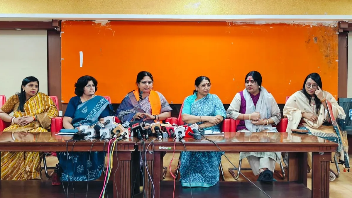भाजपा महिला मोर्चा की राष्ट्रीय अध्यक्ष रूपकुमारी चौधरी रायपुर में प्रेस कॉन्फ्रेंस के दौरान