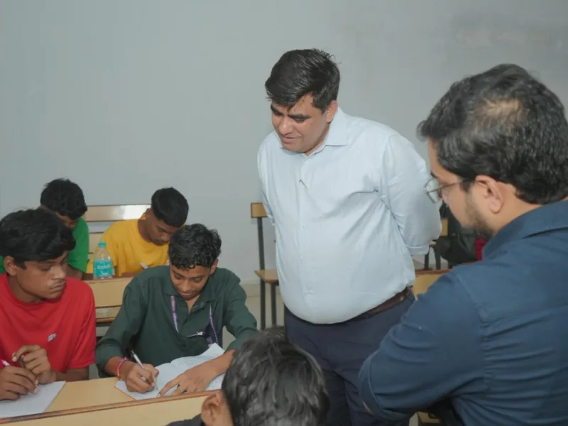 Teachers Day Inspection: शिक्षक दिवस पर कलेक्टर स्कूल पहुंचे तो 8 शिक्षक मिले नदारद, नोटिस जारी करने के निर्देश