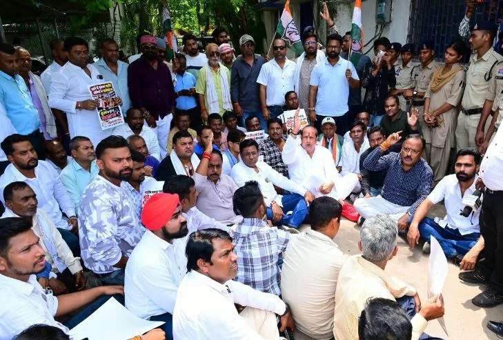Raipur: गुढ़ियारी थाने में हुई तोड़फोड़ के खिलाफ कांग्रेस नेताओं ने किया धरना-प्रदर्शन, आरोपी भाजयुमो नेता को गिरफ्तार करने की मांग