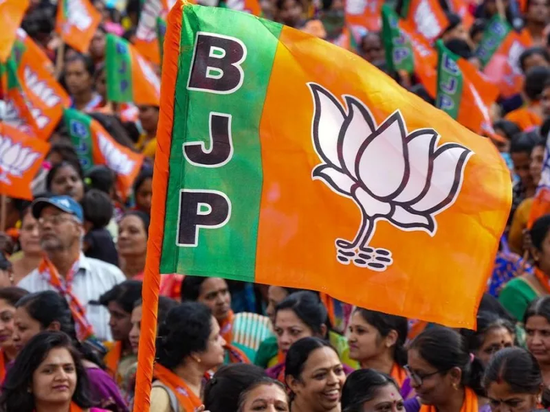 Eight BJP councillors of Pusour Nagar Panchayat submitting a collective resignation