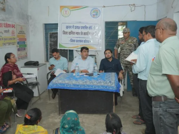 Korba: डीएमएफ के खर्चों को लेकर हाईकोर्ट में चल रही सुनवाई के बीच खनन प्रभावित गांवों में पहुंचे कलेक्टर