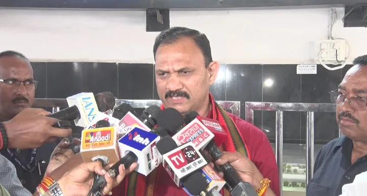 Raipur: PCC चीफ दीपक बैज के 2028 वाले दावे पर स्वास्थ्य मंत्री श्याम बिहारी जायसवाल का तंज – “शहर बसा नहीं और लुटेरे पहले आ गए”