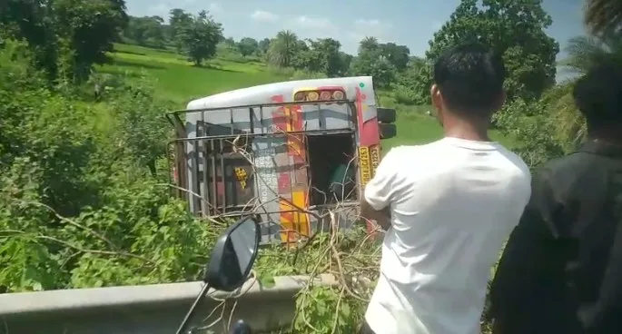 Balod: कर्मचारियों से भरी बस बेकाबू होकर पलटी, 1 की मौत, 20 से ज्यादा घायल