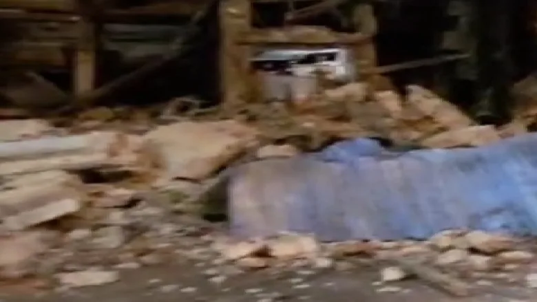 Dilapidated building part collapses in Sadar Bazar Raipur