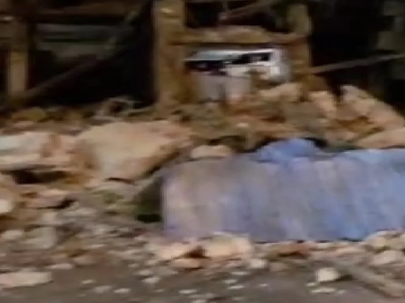 Dilapidated building part collapses in Sadar Bazar Raipur
