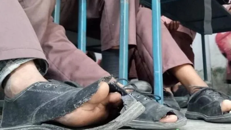 बच्चों को मिले जूते कुछ दिन में ही फटे, साइज भी गलत; अब 15 जिलों में जांच
