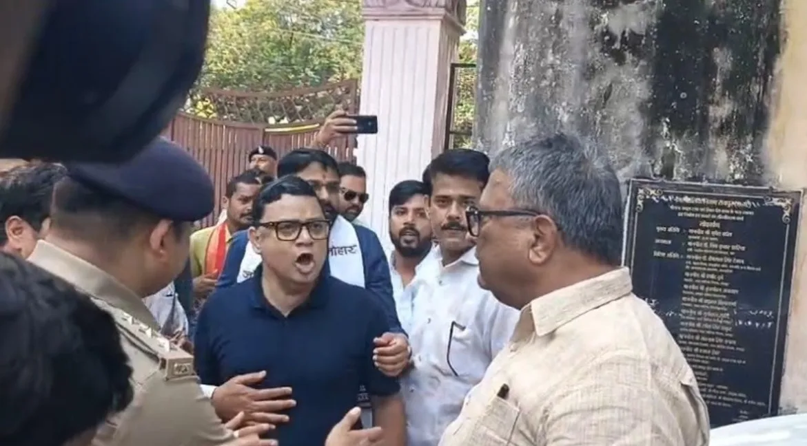 अंदर PM आवास पर बहस, बाहर बवाल! रायपुर प्रेस क्लब के बाहर भिड़े भाजपा-कांग्रेस कार्यकर्ता, पुलिस से भी झड़प
