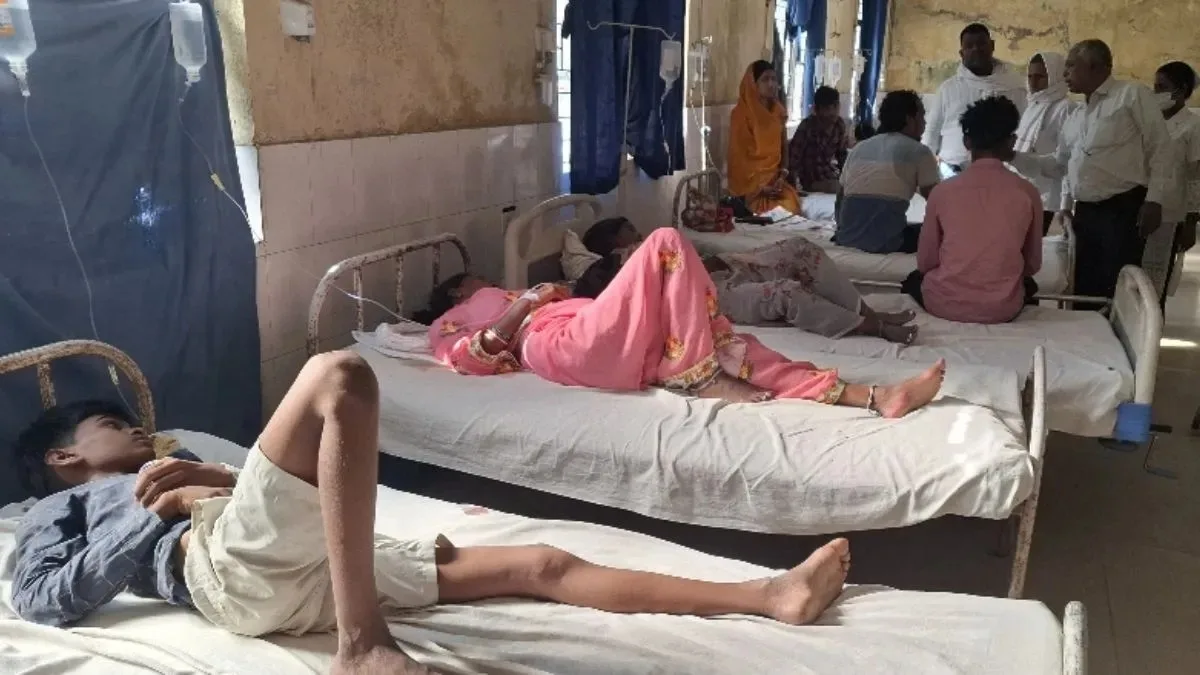 भोज में खाना खाते ही बिगड़ने लगी तबीयत, देखते ही देखते 55 लोग अस्पताल पहुंचे