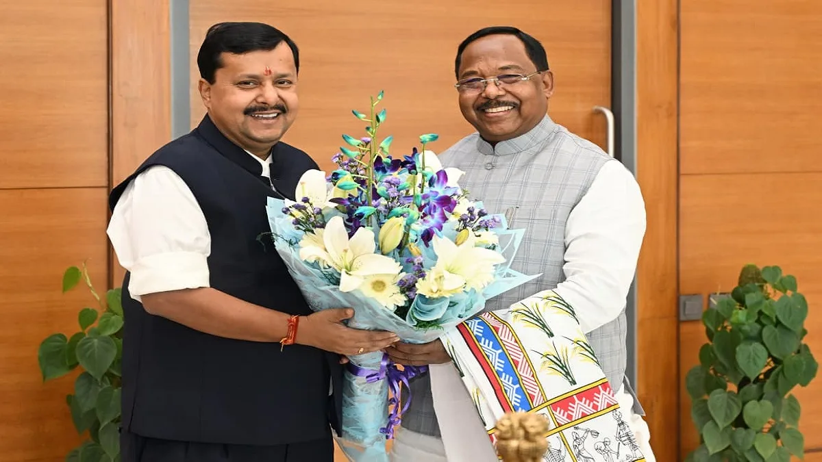 नितिन नबीन को रामविचार नेताम ने भेंट किया ये खास तोहफा, छत्तीसगढ़ की संस्कृति से जुड़ा है कनेक्शन