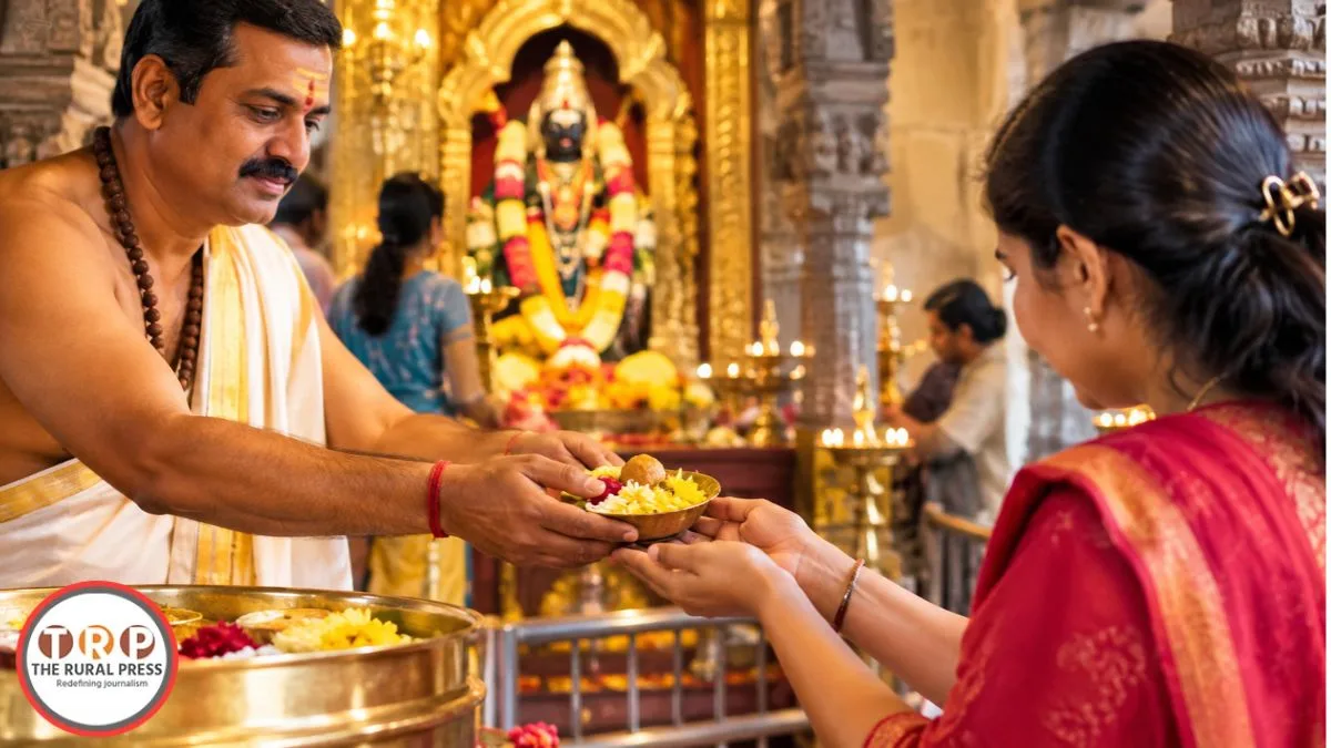Hindu Religious Traditions: प्रसाद एक हाथ से नहीं, दोनों हाथों से क्यों लेते हैं? जानें इसके पीछे की वजह