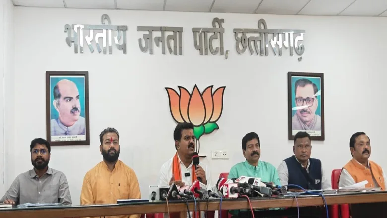 रायपुर में प्रेस कॉन्फ्रेंस को संबोधित करते हुए छत्तीसगढ़ के उपमुख्यमंत्री विजय शर्मा और अन्य भाजपा नेता