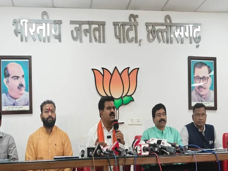 रायपुर में प्रेस कॉन्फ्रेंस को संबोधित करते हुए छत्तीसगढ़ के उपमुख्यमंत्री विजय शर्मा और अन्य भाजपा नेता
