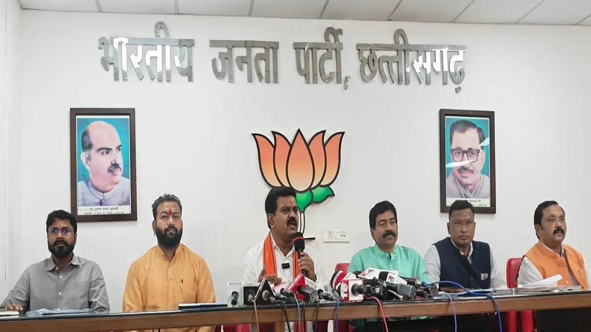 रायपुर में प्रेस कॉन्फ्रेंस को संबोधित करते हुए छत्तीसगढ़ के उपमुख्यमंत्री विजय शर्मा और अन्य भाजपा नेता