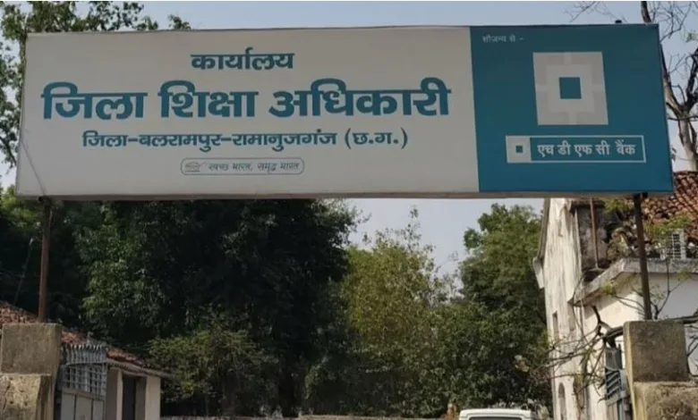 काहे की स्मार्ट क्लास..पुस्तक ही नहीं तो पढ़ाई कैसे..शिकायत लेकर DEO दफ्तर पहुंचे स्कूली छात्र